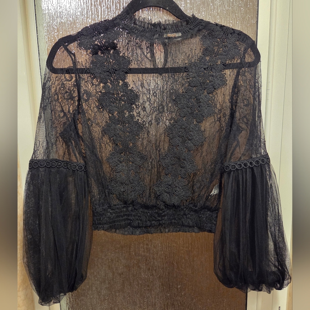 Lacy Bubble Sleve Crop Top